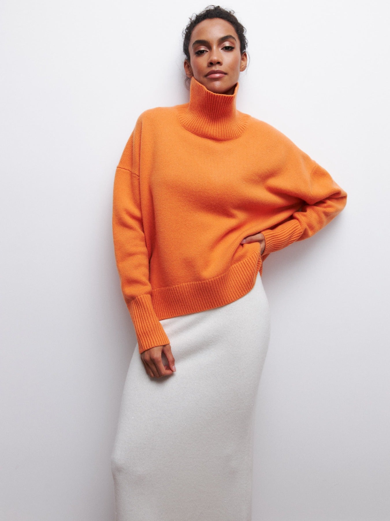 Orangefarbener Oversized-Pullover mit Rollkragen