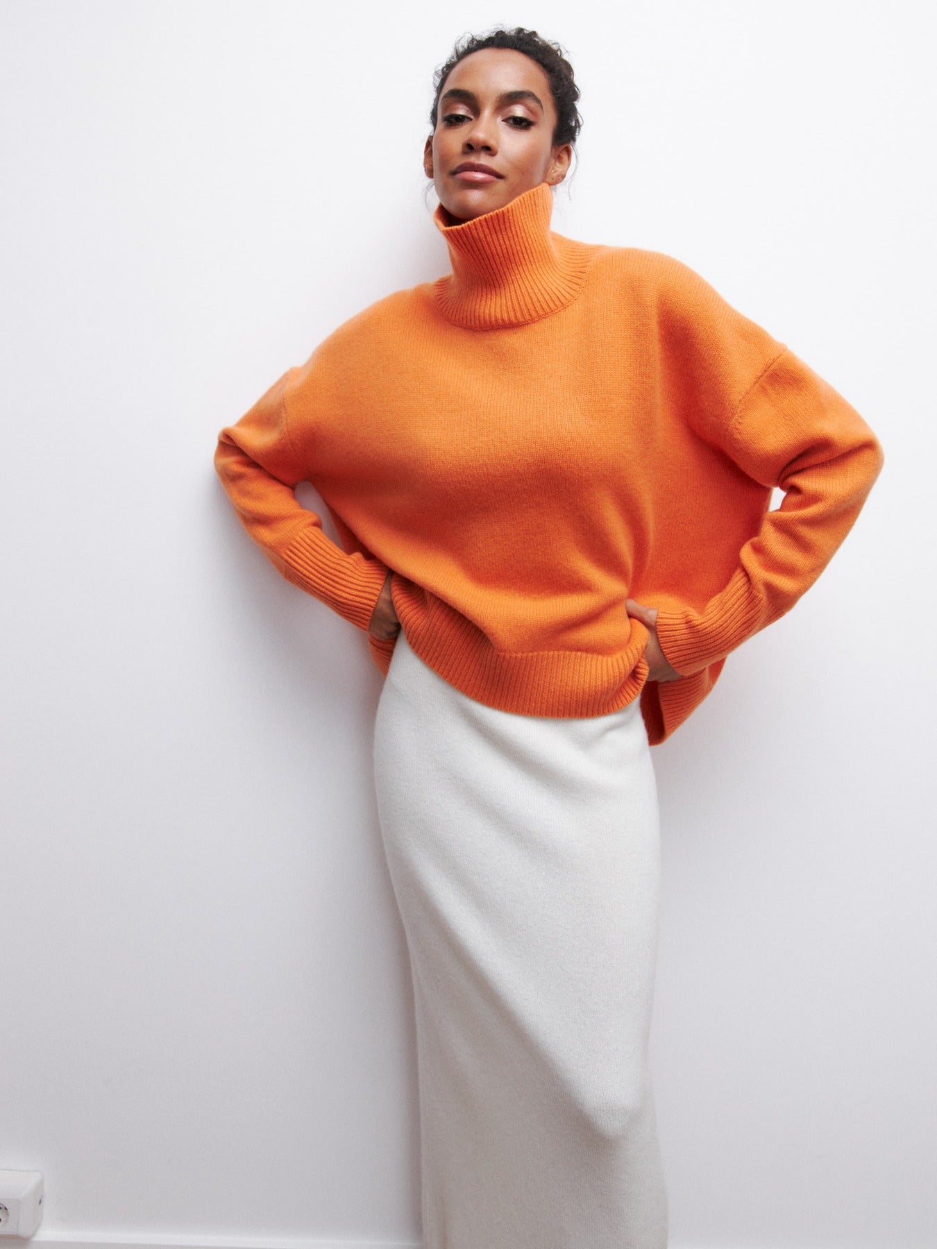 Orangefarbener Oversized-Pullover mit Rollkragen