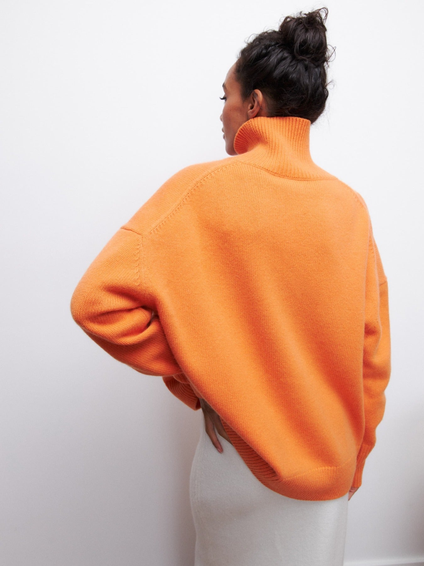 Orangefarbener Oversized-Pullover mit Rollkragen