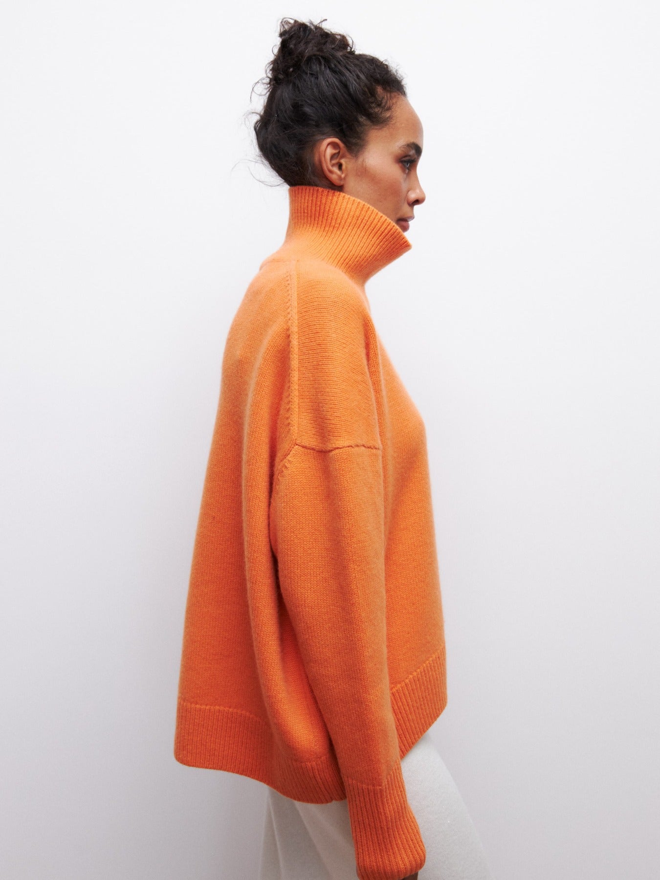 Orangefarbener Oversized-Pullover mit Rollkragen