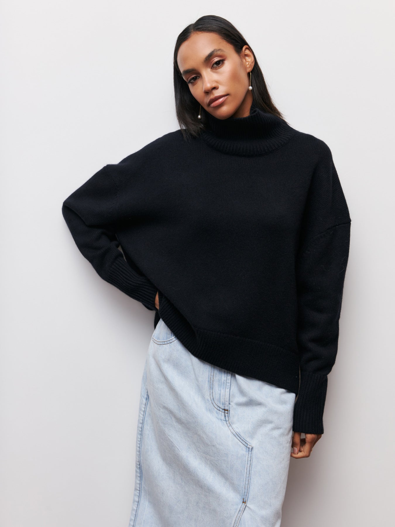 Schwarzer Oversized-Pullover mit Rollkragen