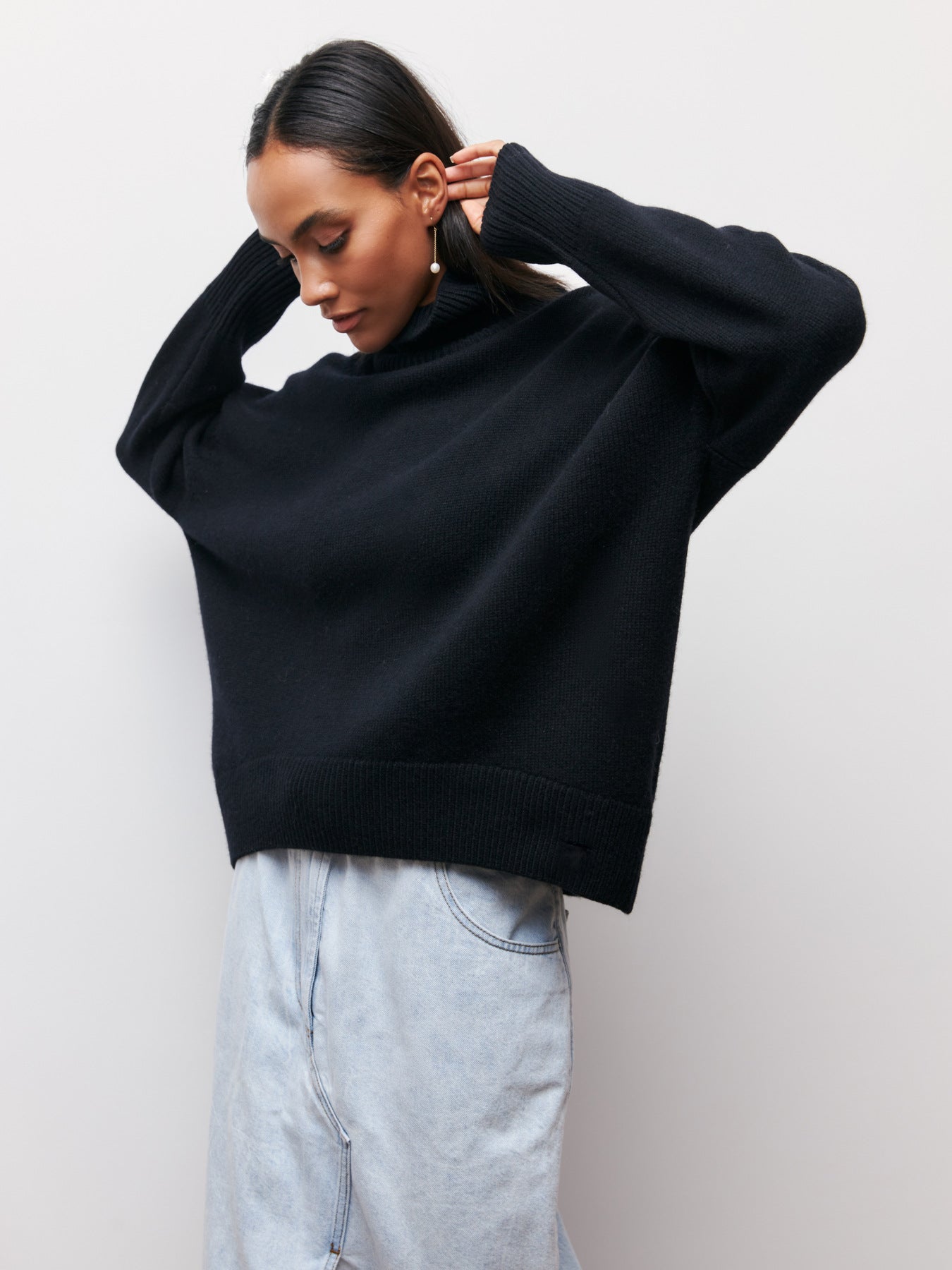 Schwarzer Oversized-Pullover mit Rollkragen