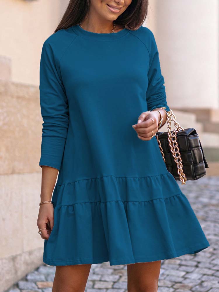 Blaues Kleid mit Rüschen