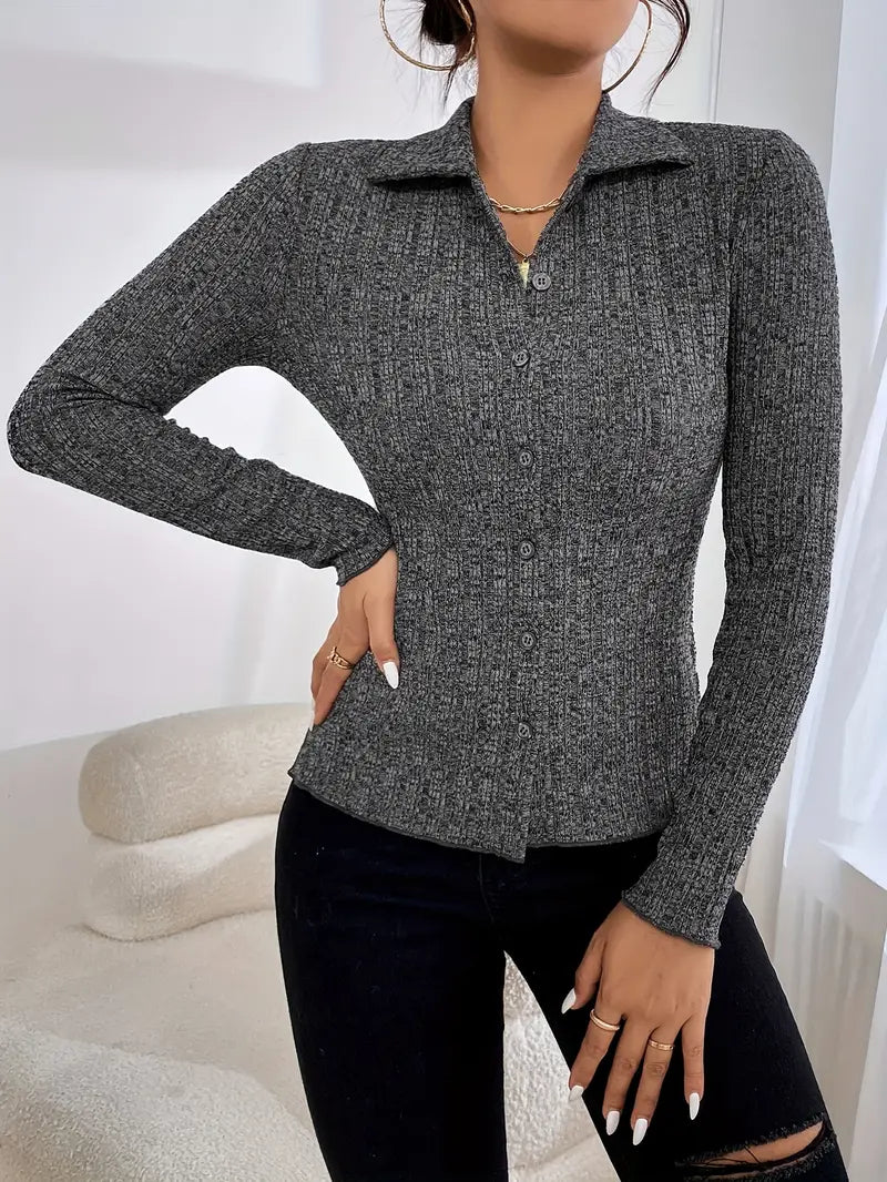 Strickjacke mit Knöpfen und Kragen