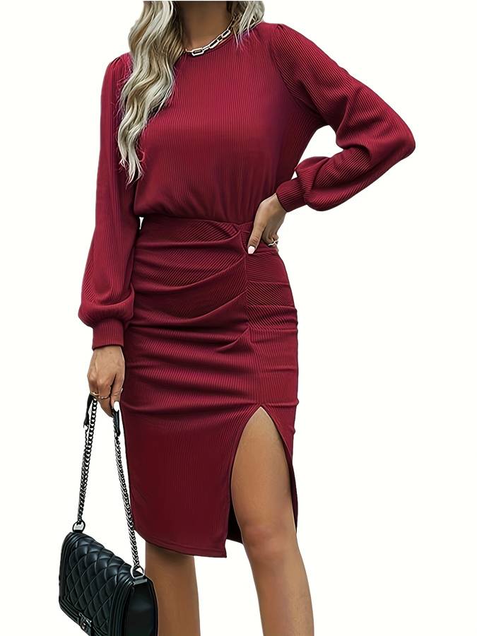 Rotes Kleid mit Schlitz