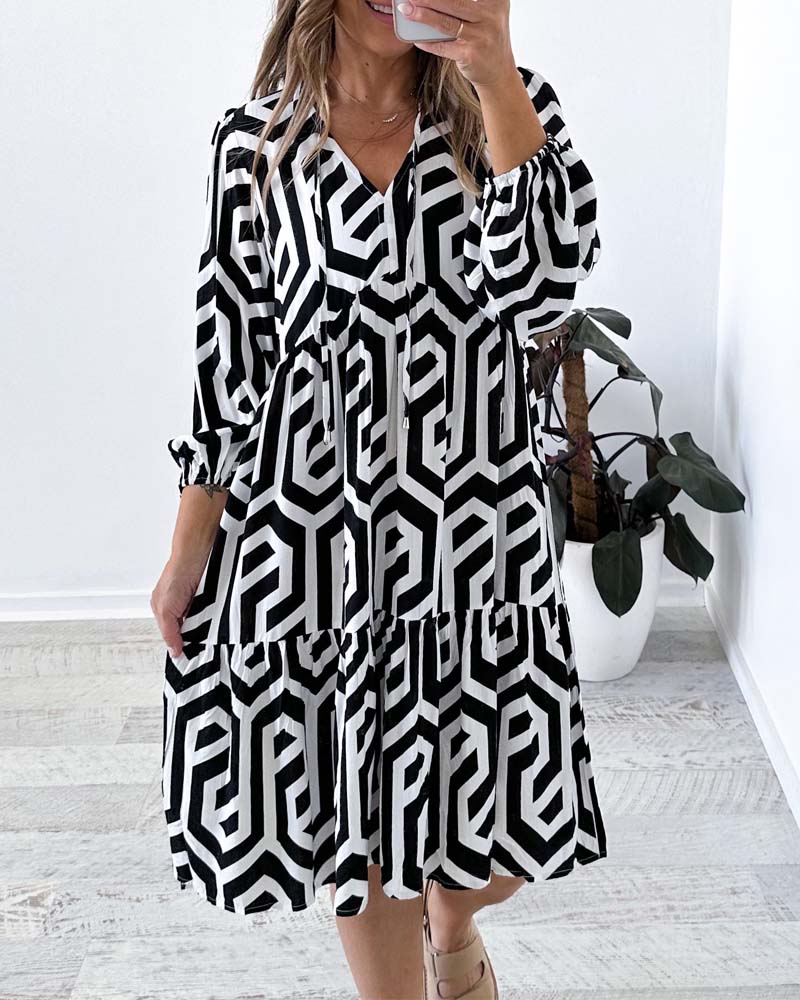 Knielanges Kleid mit geometrischem Print