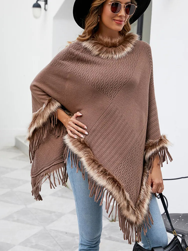 Brauner Poncho mit Kunstpelz