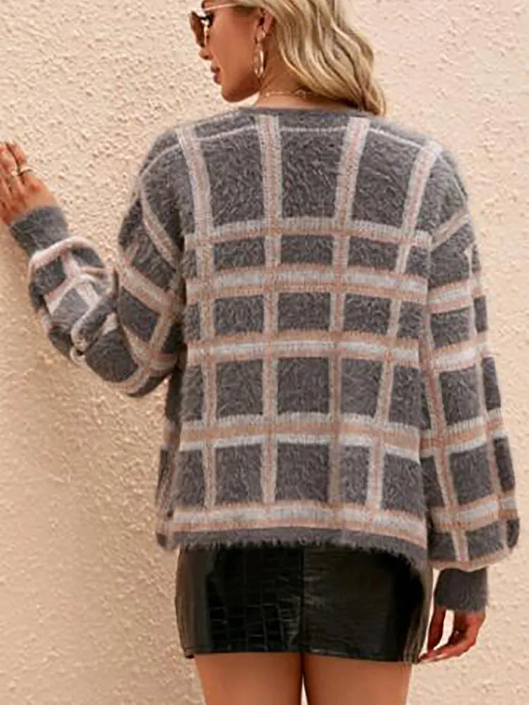 Karierte flauschige Strickjacke