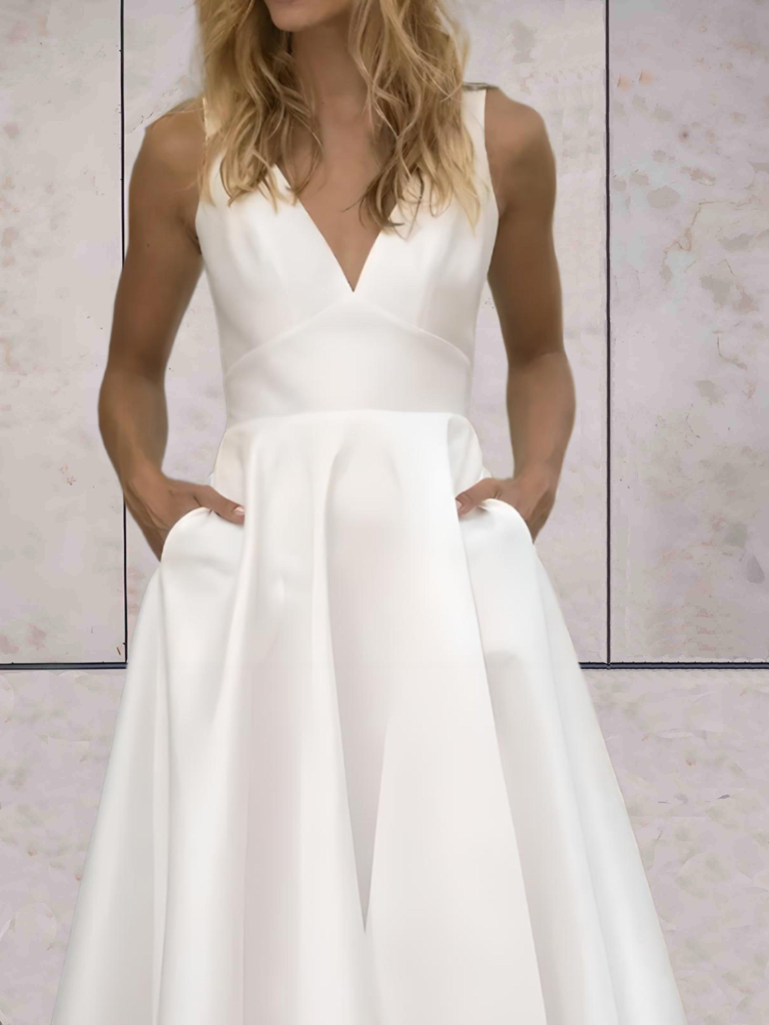 Emma | Minimalistisches weißes ärmelloses Brautkleid mit tiefem V-Ausschnitt